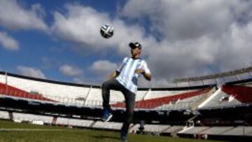 UNOS TOQUES Y TAN FELIZ. Lorenzo, un apasionado al fútbol, tuvo la oportunidad de jugar con el balón en el mítico Monumental.