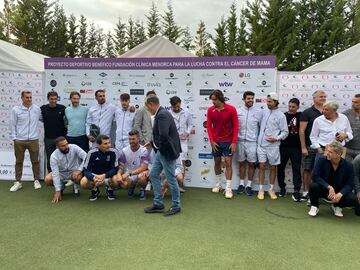 La mayoría de los participantes posan en la entrega de premios posterior a la disputa del torneo de pádel.