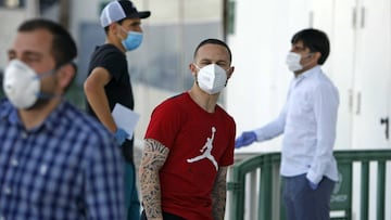 Iv&aacute;n S&aacute;nchez  y otros jugadores del Elche tras pasar los test del coronavirus.