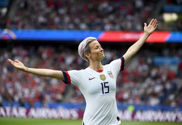 La ganadora del Bal車n de Oro 2019 y dos veces campeona del mundo es uno de los principales emblemas del f迆tbol femenino. En 2016, fue de las primeras deportistas que se arrodill車 durante el himno norteamericano en solidaridad con Kaepernick. Su lucha siempre ha estado centrada en dos temas: reivindicaci車n de los derechos LGTBI y la igualdad salarial entre hombres y mujeres. El a?o pasado, Rapinoe y sus compa?eras de selecci車n demandaron a la Federaci車n de F迆tbol Estadounidense, acus芍ndola de discriminaci車n de g谷nero.