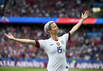 La ganadora del Balón de Oro 2019 y dos veces campeona del mundo es uno de los principales emblemas del fútbol femenino. En 2016, fue de las primeras deportistas que se arrodilló durante el himno norteamericano en solidaridad con Kaepernick. Su lucha siempre ha estado centrada en dos temas: reivindicación de los derechos LGTBI y la igualdad salarial entre hombres y mujeres. El año pasado, Rapinoe y sus compañeras de selección demandaron a la Federación de Fútbol Estadounidense, acusándola de discriminación de género.