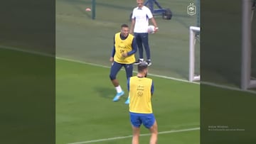 Kylian Mbappé crea nuevo remate de cabeza, de “tortuguita”, checa su gol