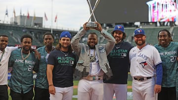 Seattle (United States), 11/07/2023.- Toronto Blue Jays Vladimir Guerrero Jr. (C) poses with the Home Run Derby Champion trophy with his American League teammates during the T-Mobile Home Run Derby at T-Mobile Park in Seattle, Washington, USA, 10 July 2023. Guerrero Jr. defeated Tampa Bay Rays Randy Arozarena in the finals. The Home Run Derby is part of the MLB All-Star events before the 2023 MLB All-Star Game on 11 July. (Estados Unidos) EFE/EPA/ANTHONY BOLANTE
