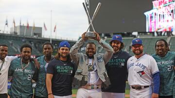 Seattle (United States), 11/07/2023.- Toronto Blue Jays Vladimir Guerrero Jr. (C) poses with the Home Run Derby Champion trophy with his American League teammates during the T-Mobile Home Run Derby at T-Mobile Park in Seattle, Washington, USA, 10 July 2023. Guerrero Jr. defeated Tampa Bay Rays Randy Arozarena in the finals. The Home Run Derby is part of the MLB All-Star events before the 2023 MLB All-Star Game on 11 July. (Estados Unidos) EFE/EPA/ANTHONY BOLANTE
