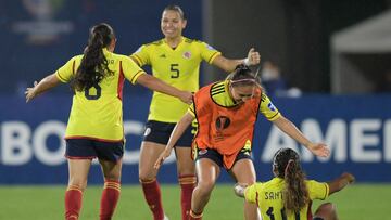 Colombian players celebrate at the end of the Conmebol 2022 women's Copa America football tournament semifinal match between Colombia and Argentina at the Alfonso Lopez stadium in Bucaramanga, Colombia, on July 25, 2022. (Photo by Raul ARBOLEDA / AFP)