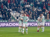 Fuentes hace un saludo militar