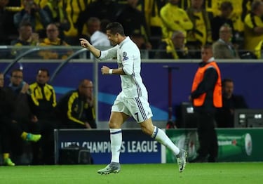 Cristiano Ronaldo hugs Zidane after scoring opening goal