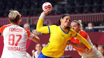 Tokyo (Japan), 27/07/2021.- Samara Vieira (C) of Brazil in action against Zsuzsanna Tomori (R) and Noemi Hafra of Hungary during the Women&#039;s Handball preliminary round group B match of Tokyo 2020 Olympic Games at Yoyogi National Stadium in Tokyo, Japan, 27 July 2021. (Balonmano, Brasil, Hungr&iacute;a, Jap&oacute;n, Tokio) EFE/EPA/KIMIMASA MAYAMA