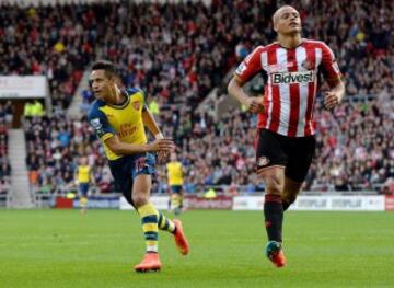 Alexis Sánchez va a celebrar su gol, mientras Wes Browm ve resignando la caída de su equipo.