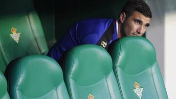 Reyes, durante la primera vuelta, en el banquillo del Benito Villamarín.