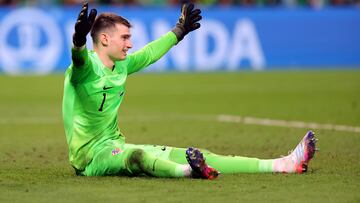 Dominik Livakovic, portero de Croacia, celebra ante Japón.