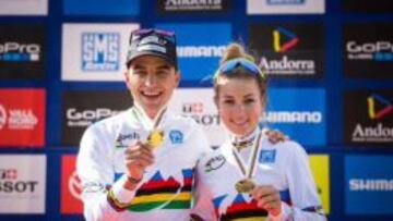 El suizo Nino Schurter y la francesa Pauline Ferrand-Prevot posan con las medallas de oro de campeones del mundo.