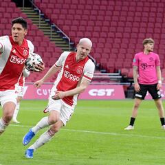 Edson Álvarez figura en el 11 ideal de abril de la Eredivisie