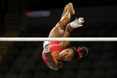 En los Juegos de Tokio, Simone Biles se retiró de cinco finales. Finalmente, disputó la de barra, se colgó el bronce, su 32º metal olímpico, y desapareció. En la foto, su entrenamiento antes de reaparecer en el Core Hydration Classic, en Illinois.
