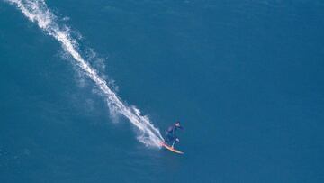 El campeón olímpico de surf, el brasileño Italo Ferreira, surfeando una ola gigante en Nazaré (Portugal) el 25 de octubre del 2021.