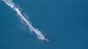 El campe&oacute;n ol&iacute;mpico de surf, el brasile&ntilde;o Italo Ferreira, surfeando una ola gigante en Nazar&eacute; (Portugal) el 25 de octubre del 2021. 
