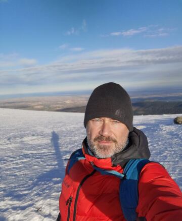 Selfie del autor a 2400 metros con la chaqueta Labyrinth Loop.