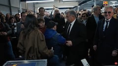 Momento surrealista e inaudito entre Aitana y Laporta a pie de urna: la sala a carcajadas