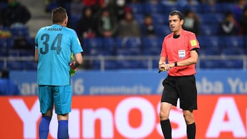 Franco Armani habla con el árbitro luego de haber pitado el discutido penalti.