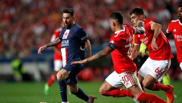 Soccer Football - Champions League - Group H - Benfica v Paris St Germain - Estadio da Luz, Lisbon, Portugal - October 5, 2022 Paris St Germain's Lionel Messi in action with Benfica's Nicolas Otamendi REUTERS/Pedro Nunes