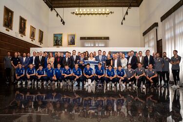 Foto de familia en el Ayuntamiento.