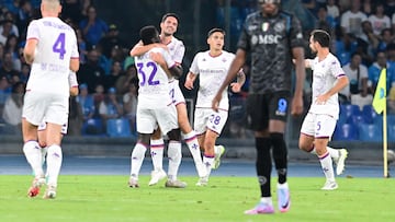 Naples (Italy), 08/10/2023.- Fiorentina'Äôs forward Josip Brekalo jubilates with his teammate after scoring the opening goal during the Italian Serie A soccer match SSC Napoli vs ACF Fiorentina at ' Diego Armando Maradona' stadium in Naples, Italy, 08 October 2023. (Italia, Nápoles) EFE/EPA/CIRO FUSCO