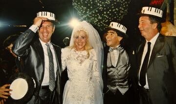 Bilardo siempre tuvo buena sintonía con Diego Armando Maradona. Fueron técnico y la estrella de Argentina en el Mundial de 1986 que campeonó la selección albiceleste. En la imagen en la boda de Diego Maradona con Claudia Villafane.