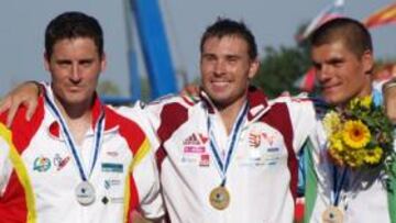 <b>REMONTADA. </b>David Cal intenta alcanzar al húngaro Vajda, que acabó llevándose el oro mundial.