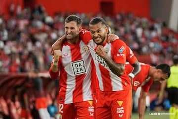 Baptistao y Luis Suárez, celebrando uno de los goles durante el UD Almería - Albacete Balompié.