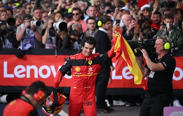 Alegr¨ªa del piloto espa?ol tras conseguir la victoria en el circuito de Silverstone.
