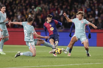 1-0. Gavi recibe en el balcón del área y con una especie de ruleta, asiste a Pedri que define cruzando raso, al palo largo de Jan Oblak.