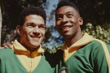 Pele y Garrincha 
Parte de la primera gran selección de Brasil, formaron una dupla inolvidable, que era de esperarse cuando juntas al mejor jugador de la historia con el mejor regateador. 
