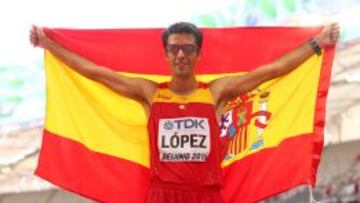 ORO MUNDIAL. Miguel Ángel hizo los 20 kilómetros marcha en 1:19:14 en Pekín. Fue oro: “Al cruzar la meta sólo pensaba en mi familia”.