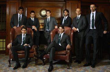 Maestros de 2009. De pie: Juan Martín Del Potro, Novak Djokovic, Andy Murray, Fernando Verdasco, Nikolay Davydenko y Robin Soderling; Sentrados: Roger Federer y Rafael Nadal. Todos ellos posando para el torneo de Maestros, ATP World Tour Finals, disputada en Londres en 2009.