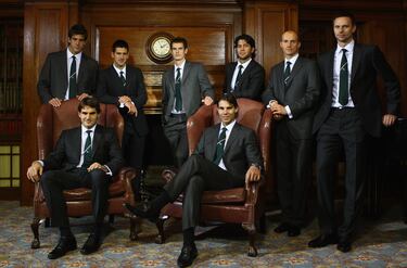 Maestros de 2009. De pie: Juan Martín Del Potro, Novak Djokovic, Andy Murray, Fernando Verdasco, Nikolay Davydenko y Robin Soderling; Sentrados: Roger Federer y Rafael Nadal. Todos ellos posando para el torneo de Maestros, ATP World Tour Finals, disputada en Londres en 2009.