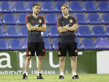 Spain head coach Luis Enrique with then-assistant coach Robert Moreno during his first stint in charge of La Roja.