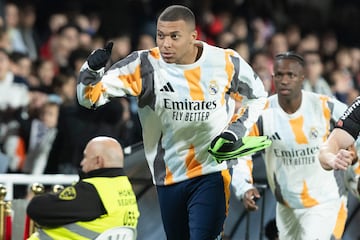 Kylian Mbapp saludando a los aficionados presentes en el Estadio Cartagonova, ubicado en la ciudad de Cartagena.