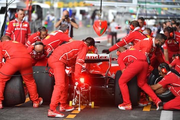 Sebastian Vettel entrando en boxes. 