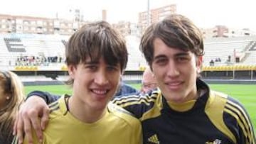 <b>IGUALES.</b> El jugador del Barcelona Bojan Krkic se ha retratado en Cartagena con su doble, Cristian Pineda.