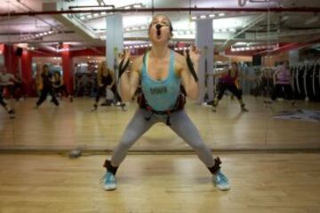 La instructora de fitness Deborah Horton durante una clase llamada "Transformer with Disq" en un gimnasio de Manhattan. 