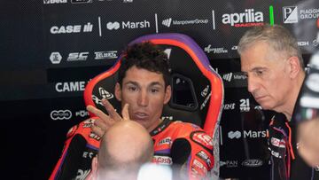 LAGOA, ALGARVE, PORTUGAL - MARCH 24: Aleix Espargaro of Spain and Aprilia Racing speaks in box with mechanic after the crash of his brother Pol Espargaro  during the MotoGP Of Portugal - Free Practice at Autodromo do Algarve on March 24, 2023 in Lagoa, Algarve, Portugal. (Photo by Mirco Lazzari gp/Getty Images)