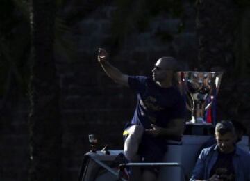 Gran ambiente por las calles de Barcelona. Mascherano desde el autobús. 