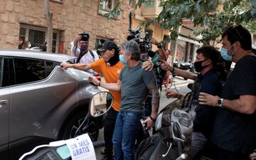 El padre de Leo Messi saliendo de un restaurante rodeado de prensa y curiosos