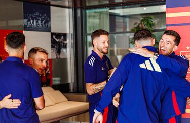 Saludos entre los jugadores. 