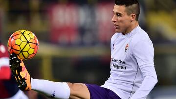 (FILES) This file photo taken on February 6, 2016 shows Fiorentina's Spanish forward Cristian Tello controlling the ball during the Serie A football match Bologna vs Fiorentina at "Renato Dall'Ara" Stadium in Bologna.
Barcelona announced on June 30, 2017 that forward Cristian Tello has been sold to La Liga rivals Real Betis for four million euros, rising potentially to five million euros with bonuses. / AFP PHOTO / GIUSEPPE CACACE