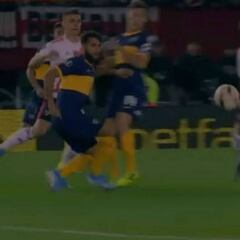 La imagen que no gustará a los hinchas de Boca: no hubo mano de De la Cruz y el VAR acertó