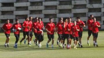DE ESTRENO. Los jugadores del Rayo entrenándose ayer en la Ciudad Deportiva.