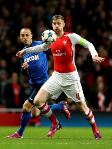 Per Mertesacker y Dimitar Berbatov.