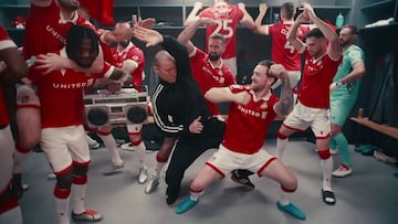 Los jugadores del Wrexham bailando con Channing Tatum.