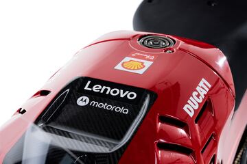 Ducati ha presentado en Madonna di Campiglio a sus equipos de MotoGP y Superbike para la temporada 2023. Los detalles de la Desmosedici son un propulsor 4 tiempos V4 a 90?, refrigeraci¨®n por l¨ªquido, distribuci¨®n desmodr¨®mica con doble ¨¢rbol de levas en cabeza y 4 v¨¢lvulas por cilindro.